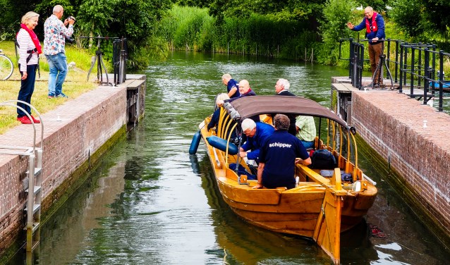De sluis bij Cothen gaat open voor de Krommerijnder op weg naar Utrecht.
