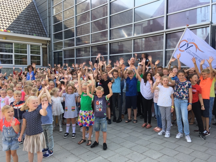kinderen zwaaien de meester uit