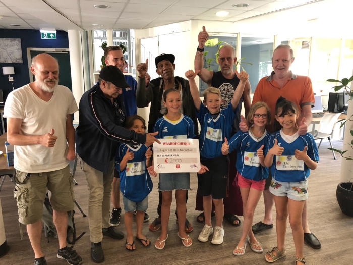De leerlingenraad met een cheque bij het Leger des Heils