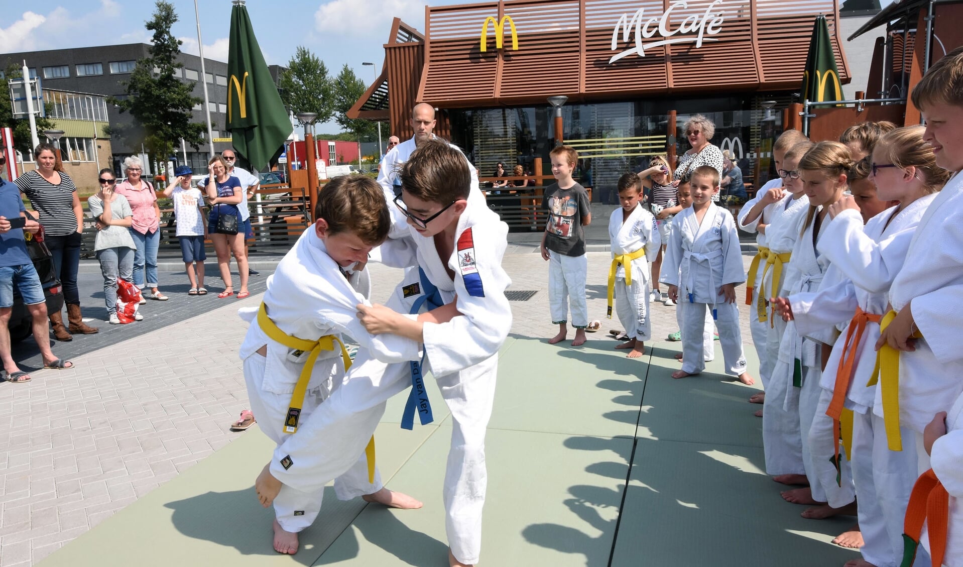 Judokas bij Mc Donalds