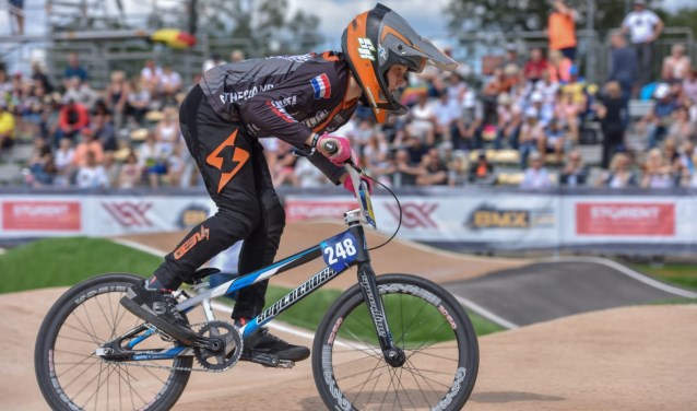 Guus Klinker (11) is Europees en wereldkampioen BMX geworden.