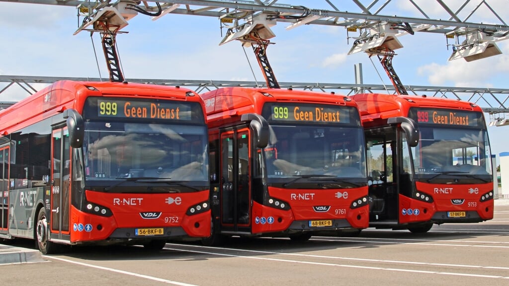 Elektrische bussen van Connexxion bij het oplaadstation in de Legmeerpolder in Amstelveen.
