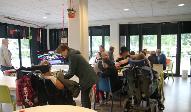 Fabrice en Denise hebben het deze ochtend druk in de bediening.