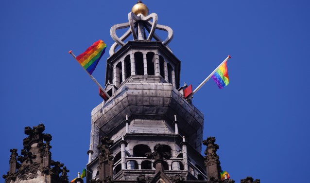 Regenboogvlaggen op de toren