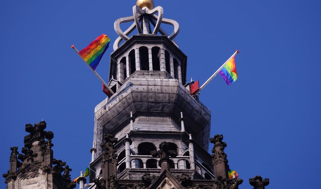 Regenboogvlaggen op de toren