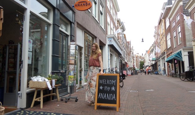 Eigenaresse Shirley van Woerkom heet iedereen van harte welkom in de nieuwe sfeervolle Ananda winkel in de Kleine Houtstraat.