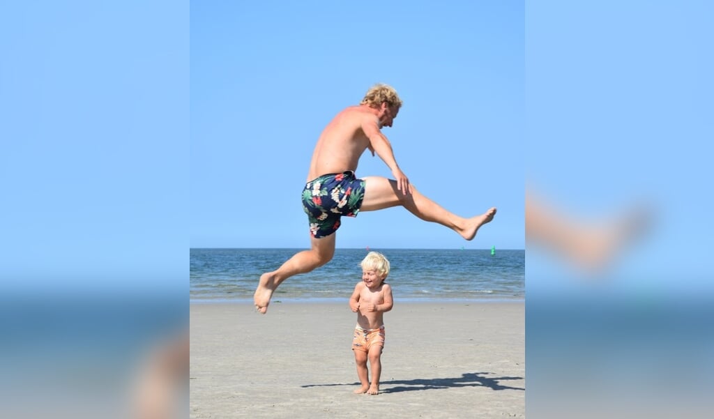De winnende foto van vorig jaar: plezier op het strand van Vlieland. Zoon (Willem) en vader (Friso) Doornhof.