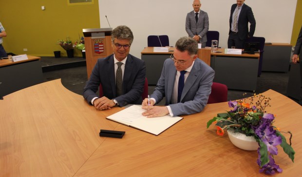 Gilbert Isabella ondertekent de akte als nieuwe burgemeester van Houten