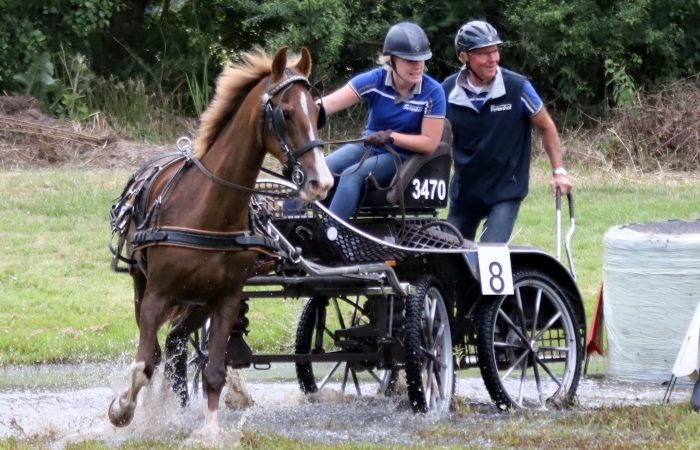 Winnares Sanne van Harten met groom Peter van de Steeg en het paard Maranga
