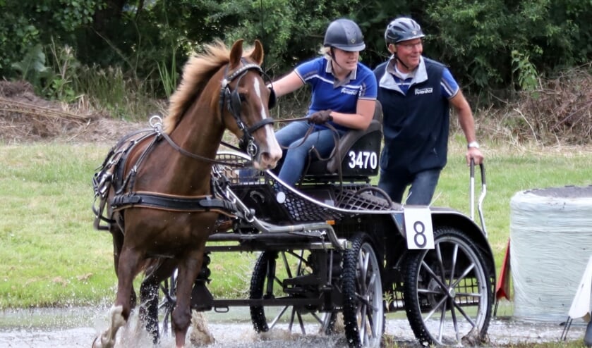 Winnares Sanne van Harten met groom Peter van de Steeg en het paard Maranga