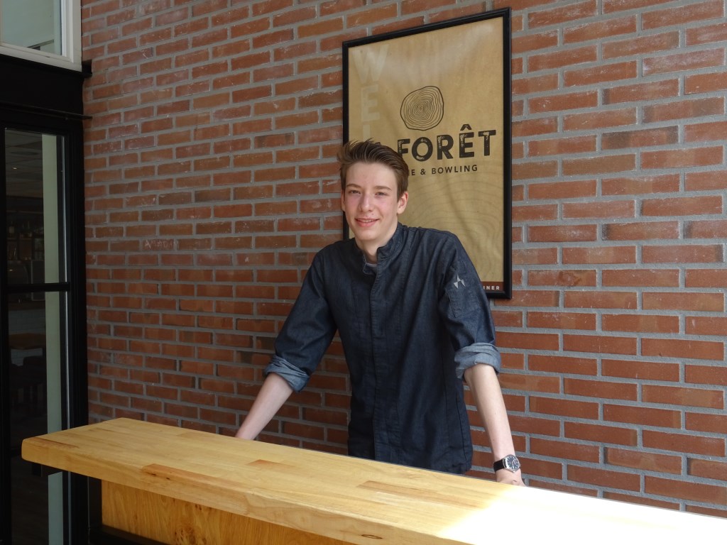 Timo van Rossen bij het restaurant van RCN het Grote Bos.