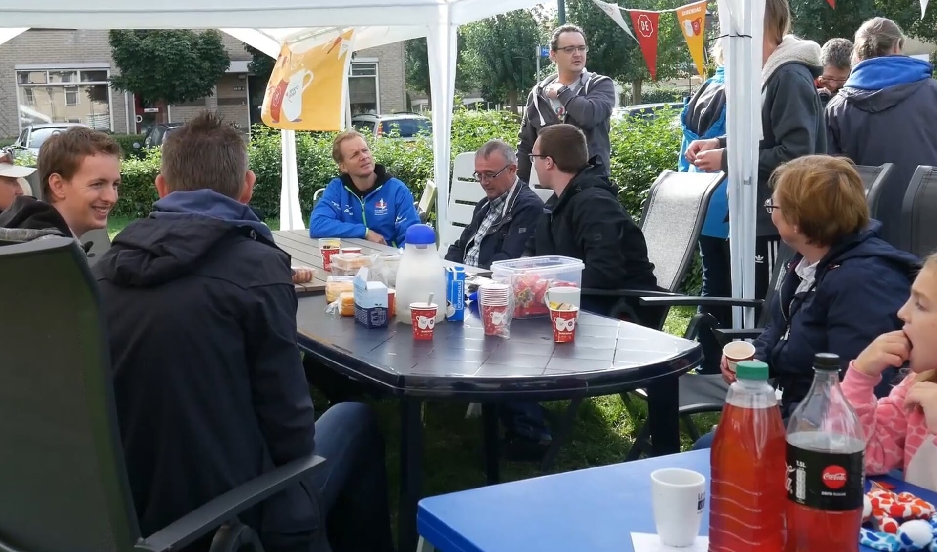 Buren van de Muntslag vieren Burendag met elkaar. 