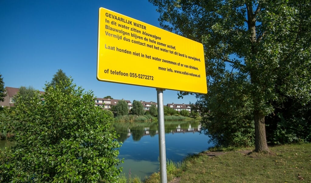 Op plekken waar water vervuild is door bijvoorbeeld blauwalgen, plaatst het waterschap waarschuwingsborden.
