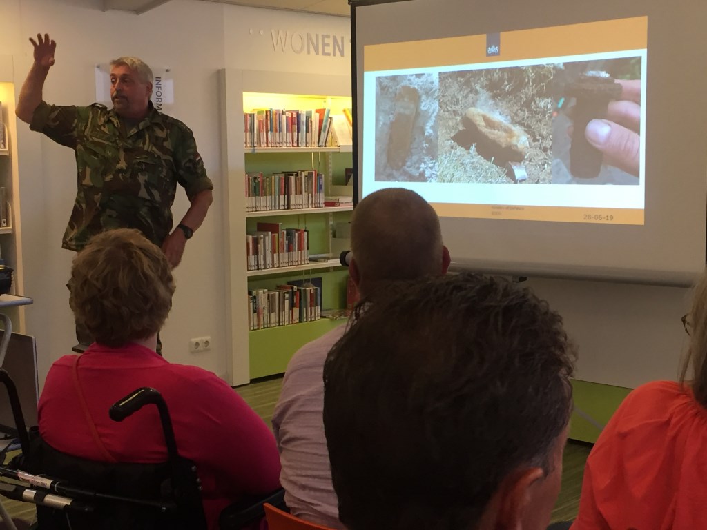 EOD-kapitein Hans van der Zwet liet ook voorbeelden van hoe oude explosieven worden aangetroffen.
