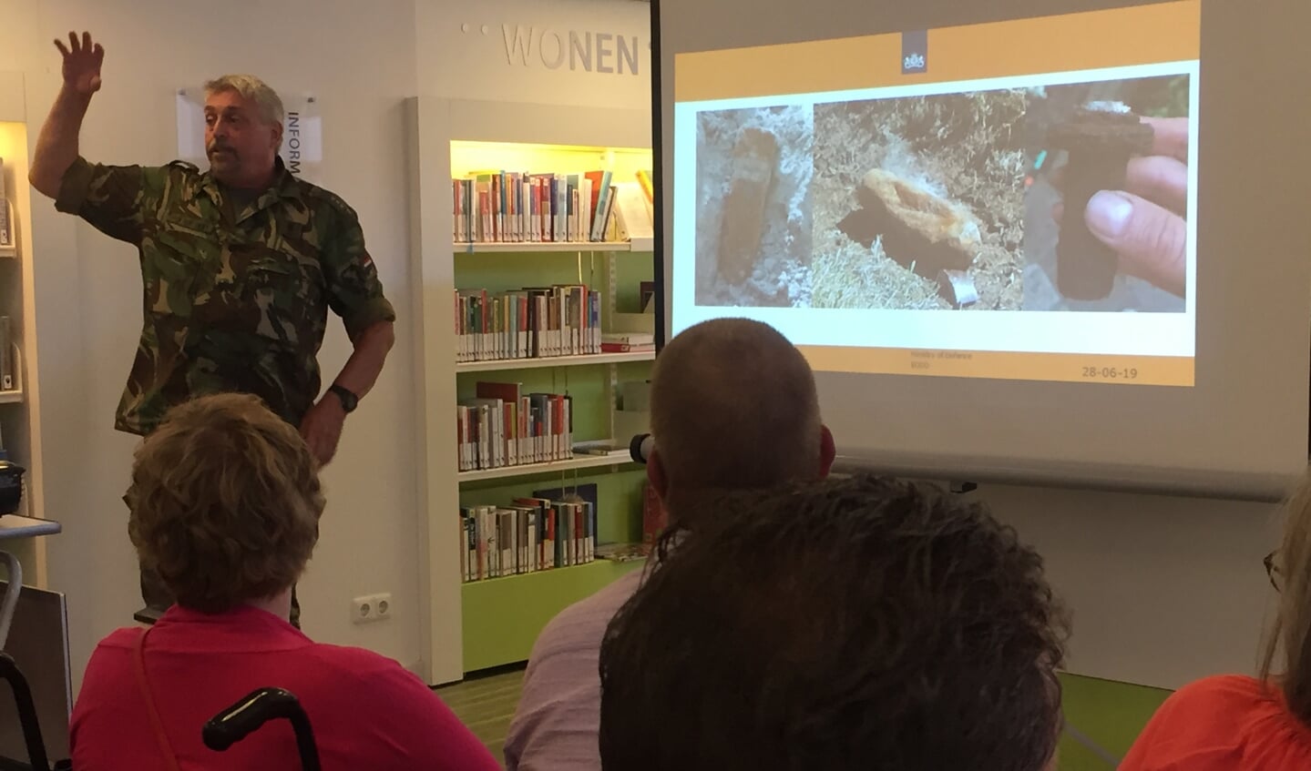 EOD-kapitein Hans van der Zwet liet ook voorbeelden van hoe oude explosieven worden aangetroffen.