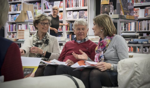 Bibliotheek Eemland en Senia Leesclubs houden een 'open leesclub' in bibliotheek Het Eemhuis.