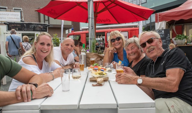 Gezelligheid, heerlijke eten en een lekker drankje op het Raadhuisplein.