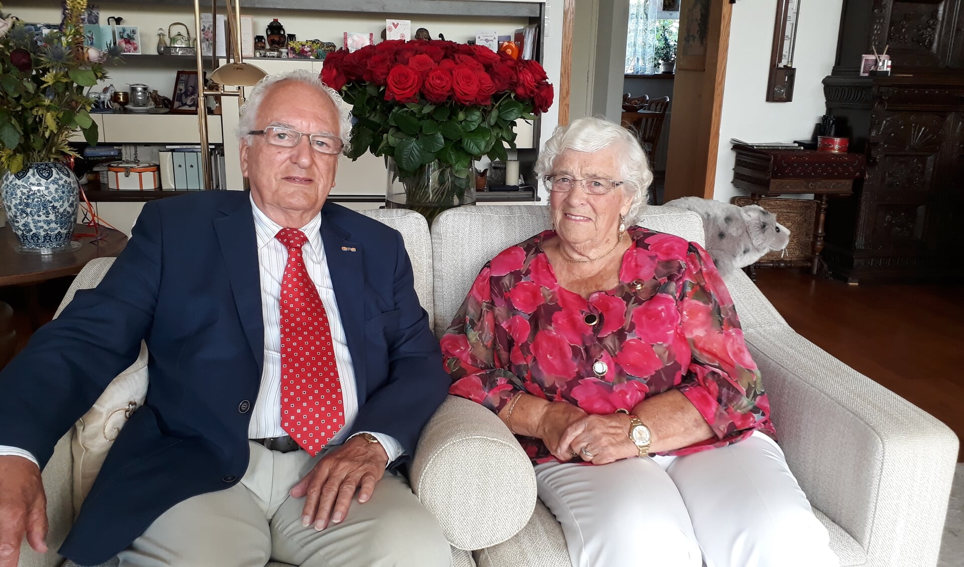Zestig jaar zijn Jan en Riet Hofstra getrouwd, dat vraagt om een imposante bos rozen.