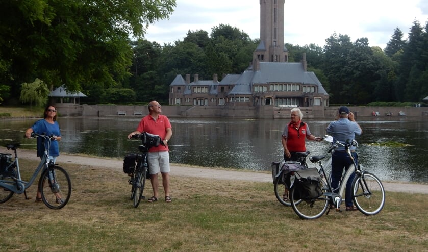 Bezoekers bij jachtslot Sint Hubertus in park De Hoge Veluwe.