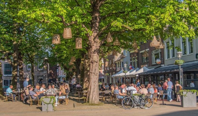 Volle terrassen tijdens de warmte, maar niet iedereen is bestand tegen hitte. Heeft Gorinchem wel een lokaal hitteplan?