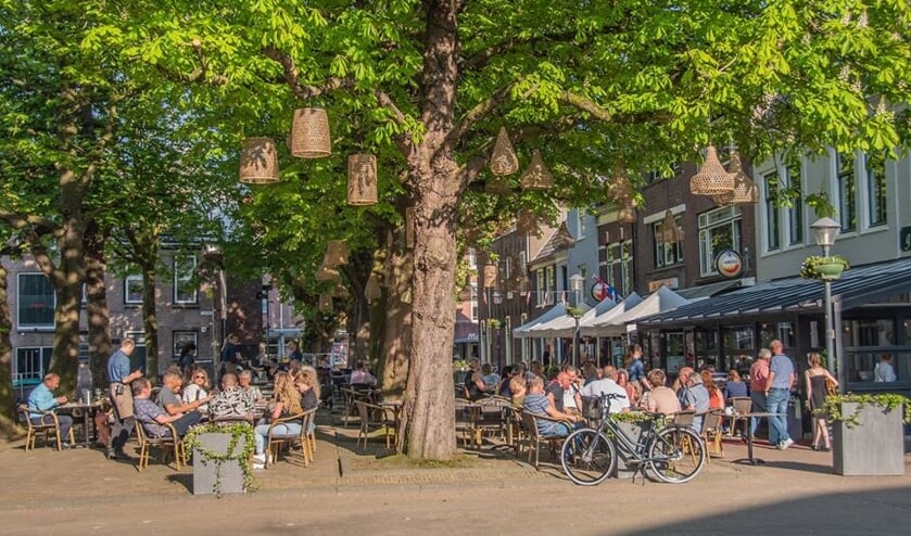 Volle terrassen tijdens de warmte, maar niet iedereen is bestand tegen hitte. Heeft Gorinchem wel een lokaal hitteplan?