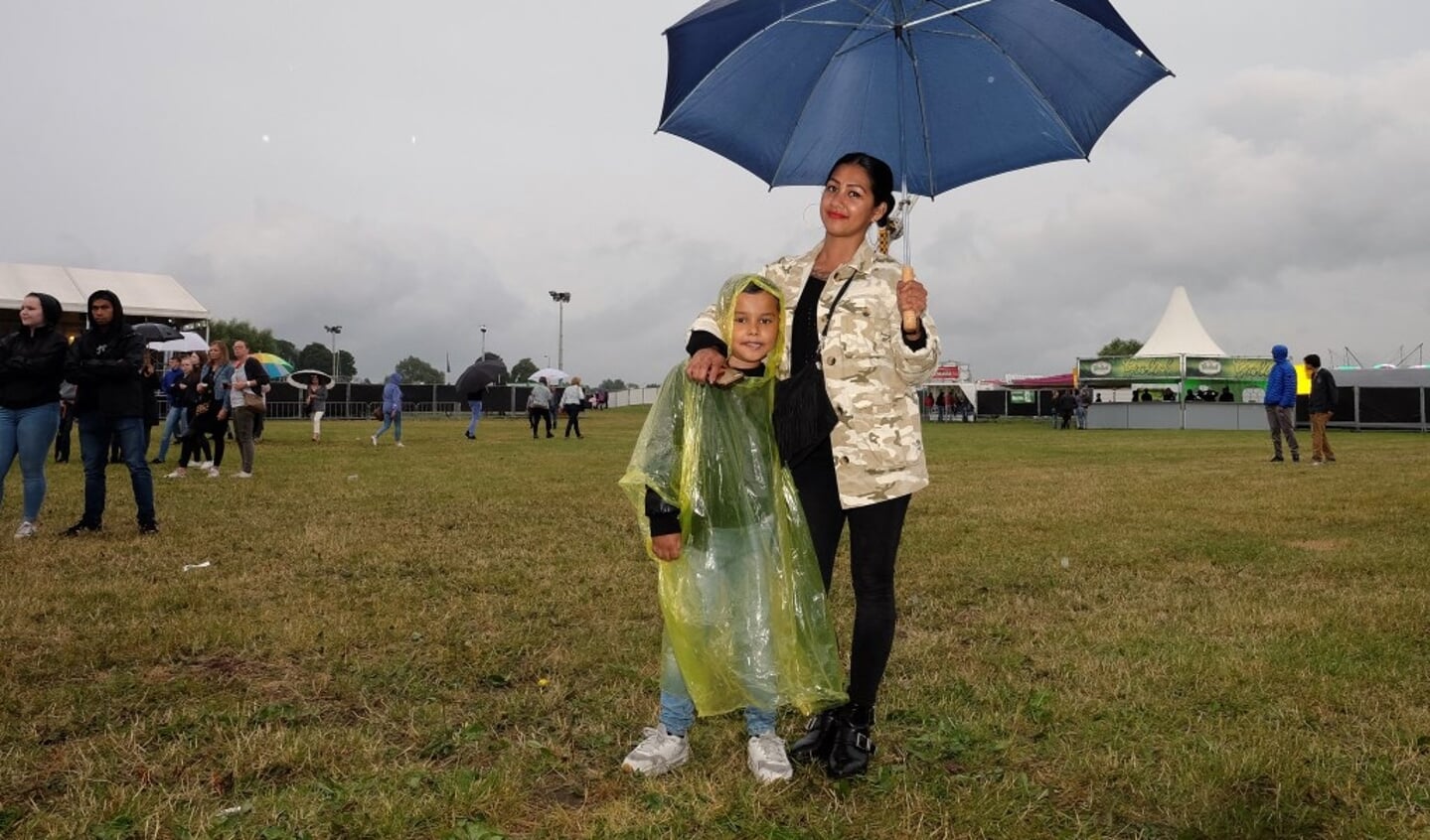 moeder en zoon uit opheusden trotseren de regen. (Foto: Max Timons) 