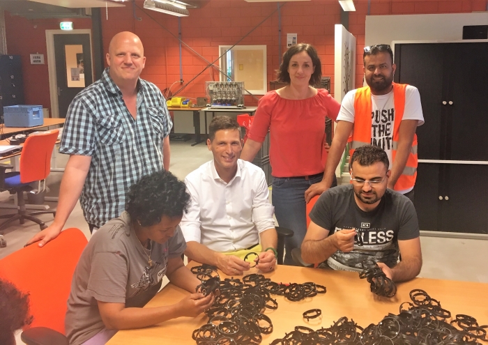 Jaco van Putten raadslid ChristenUnie/SGP Nijkerk met medewerkers en begeleiders Participatiehuis Ermelo
