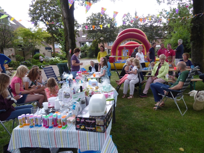 Bingo op het Uilenkampfeest.Toen was het nog droog.