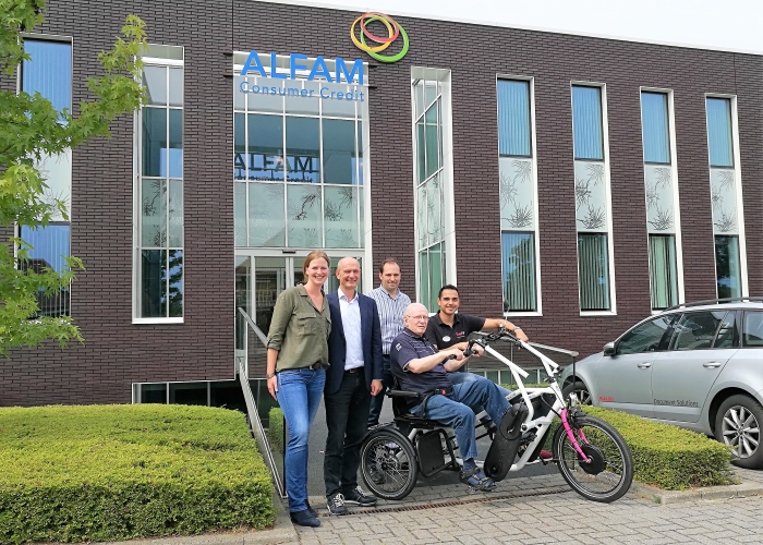 V.l.n.r.: Carolien de Jongh (Team Duurzaamheid) en Ab van Veenhuisen (CIO/CRO) van ALFAM en Michiel Moes (Regiomanager), Bertus (bewoner Bunninchem) en Martin Falkenberg (Beweegagoog) van QuaRijn.
