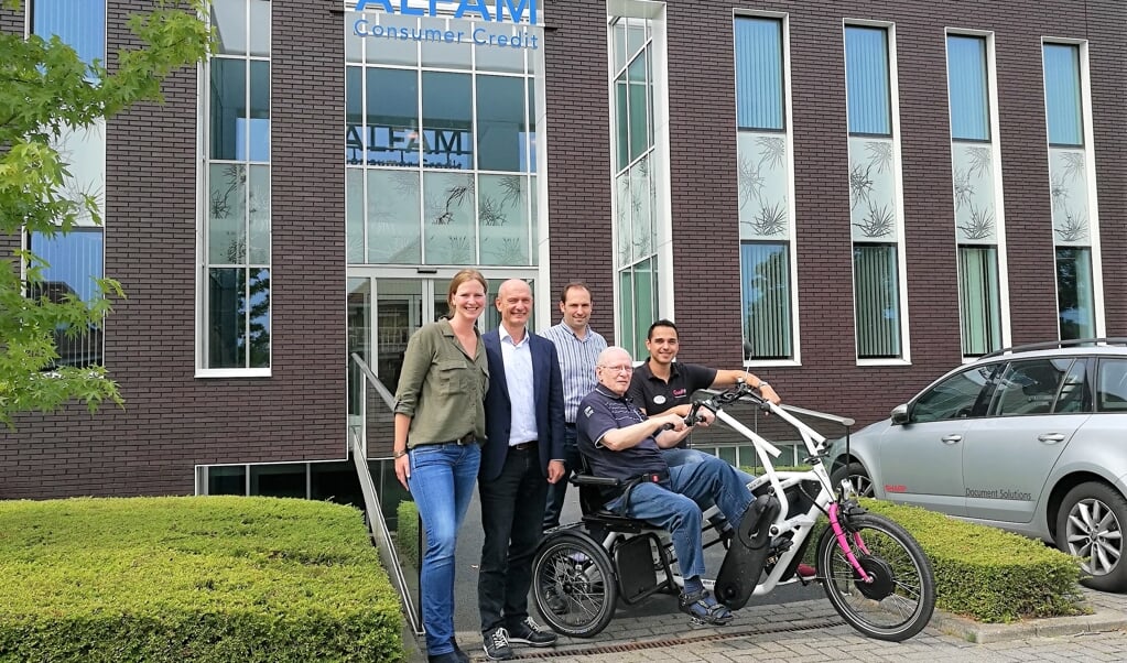  V.l.n.r.: Carolien de Jongh (Team Duurzaamheid) en Ab van Veenhuisen (CIO/CRO) van ALFAM en Michiel Moes (Regiomanager), Bertus (bewoner Bunninchem) en Martin Falkenberg (Beweegagoog) van QuaRijn.