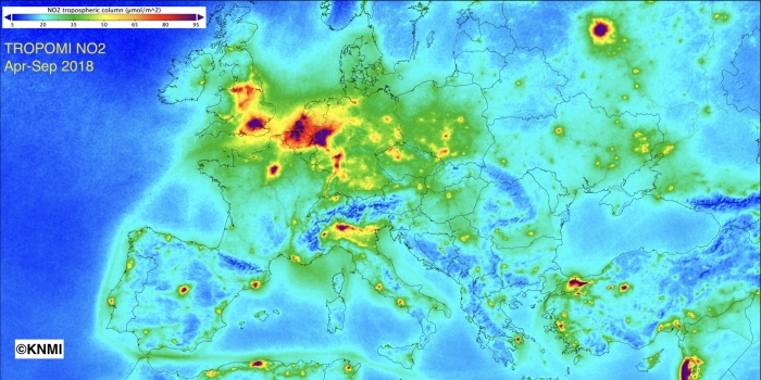 Concentraties van stikstofdioxide boven Europa.
