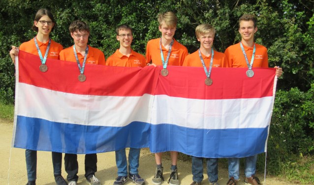 Het Nederlandse team met vijf medailles.
