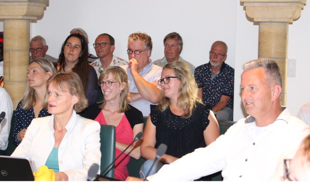 De raadsvergadering met rechts Marco van de Hoef, die onder grote belangstelling zijn initiatiefvoorstel verdedigde.