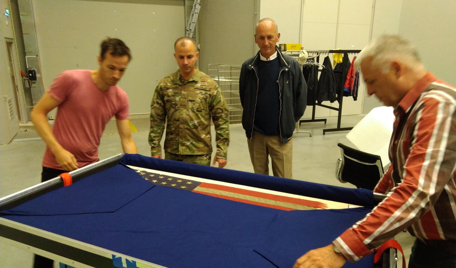 Zorgvuldig wordt de historische D-Day vlag uitgepakt in Amerika.