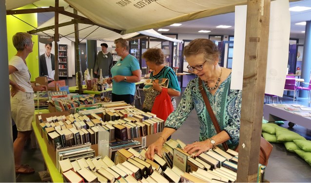 Snuffelen tussen de honderden 'afgeschreven' boeken
