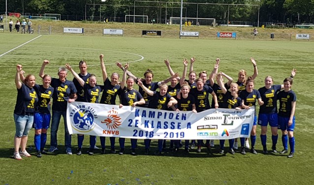 De vrouwen van Blauw Geel'55 vieren hun promotie.