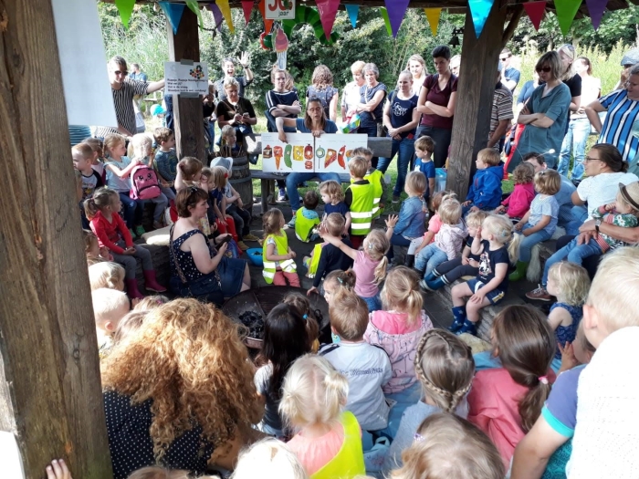 voorlezen in de struintuin