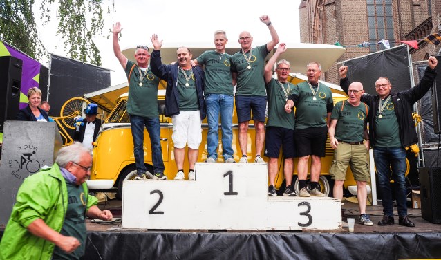 De rennertjes van toen mogen nu (ook) op het podium om de speciale beker voor 'De Vurigste Renner' in ontvangst te nemen. Zij fietsen de Tour de Schalkwijk in 1970, en ook de seniorenrit in 2019.