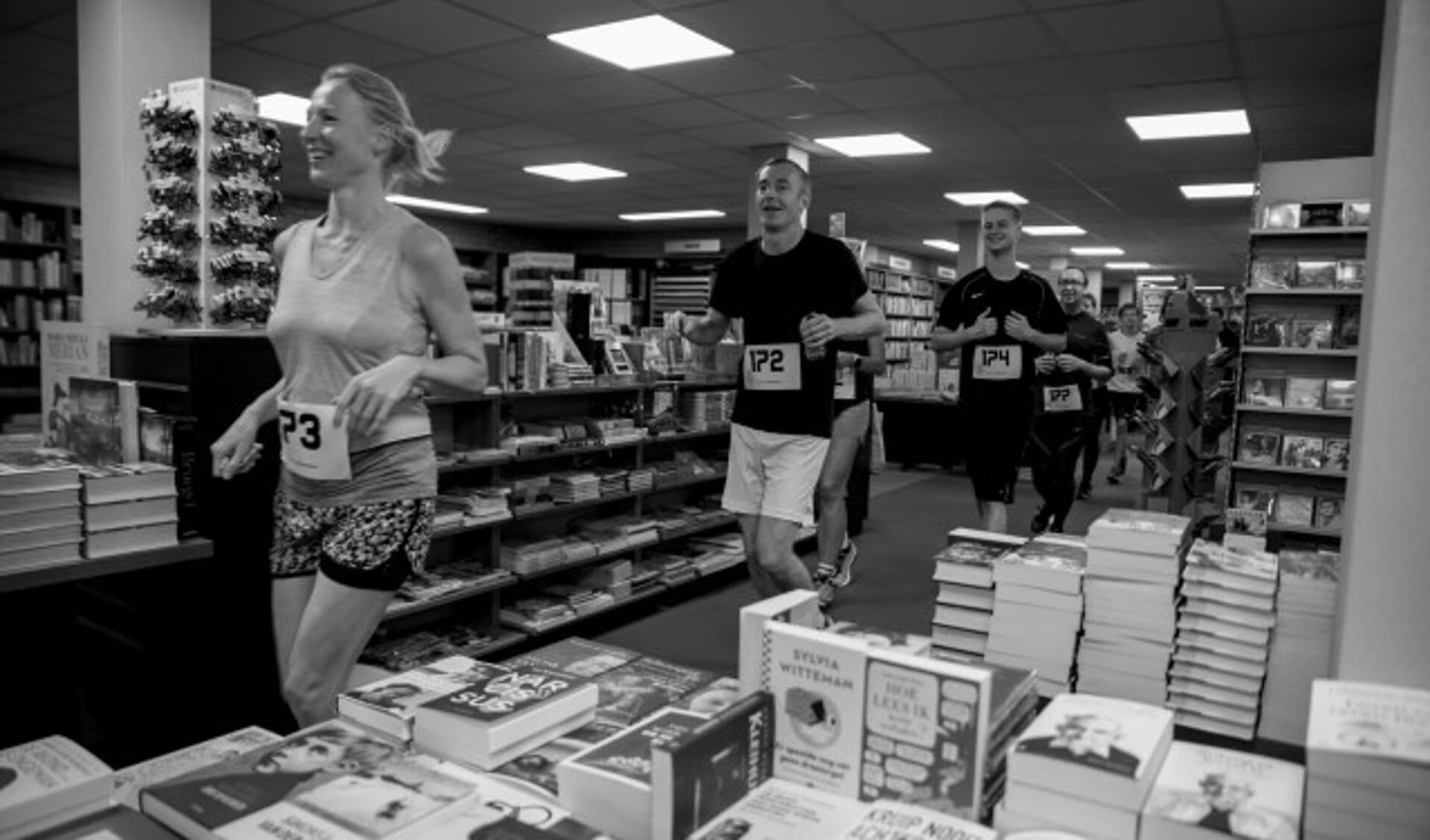 Hardlopen dwars door boekhandel Van Kooten. Ook dit jaar belooft Inside the City Run weer met bijzondere locaties te komen. 