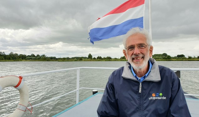 Schipper Stephan in afwachting van mensen die willen overvaren.