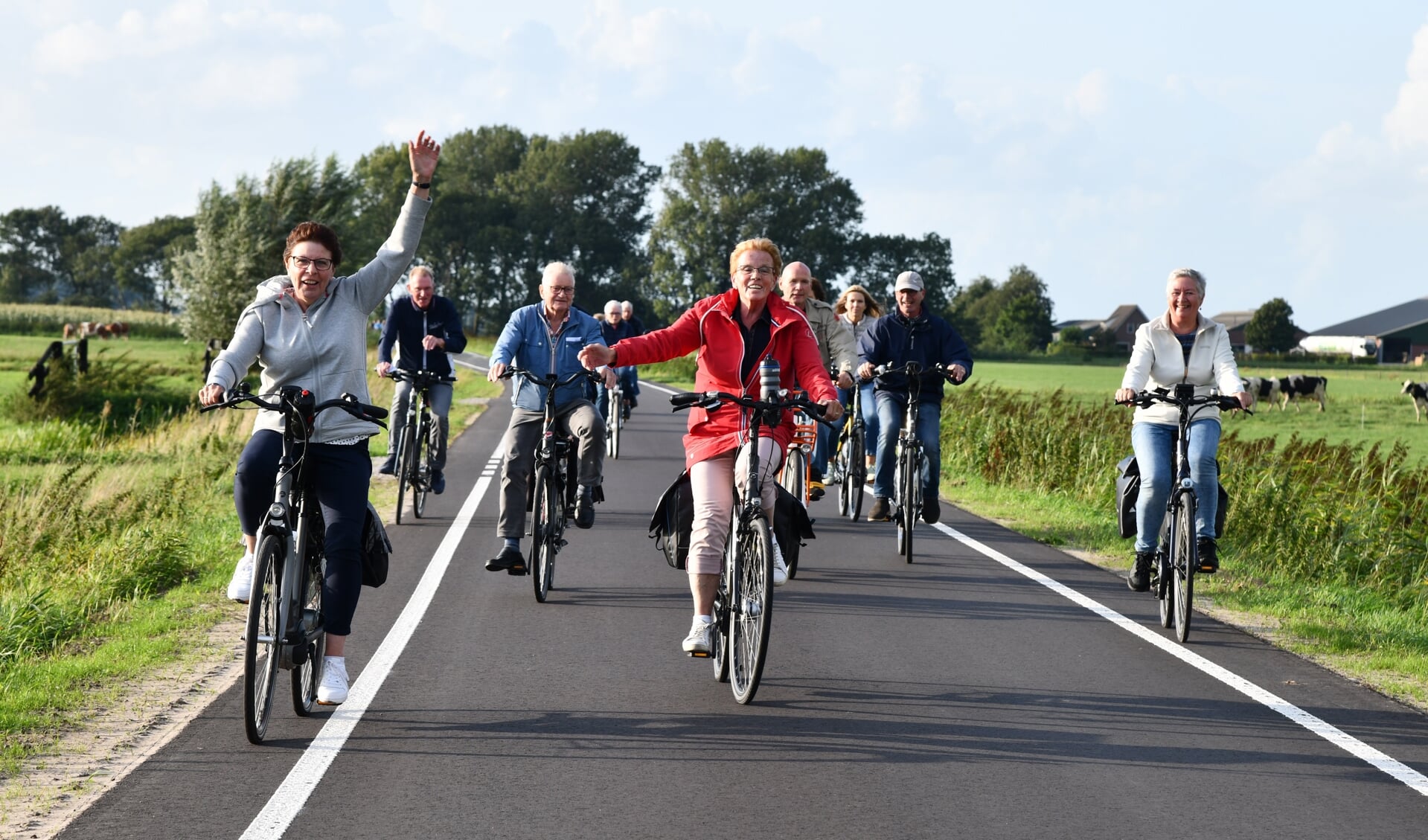 Het fietspad langs de Eem werd maandagavond 'in bezit genomen' door de meer dan driehonderd deelnemers aan de fietstocht van het gilde.