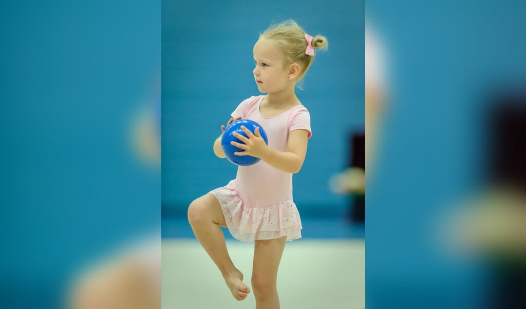 De 4-jarige Mia oefent ritmische gymnastiek met bal