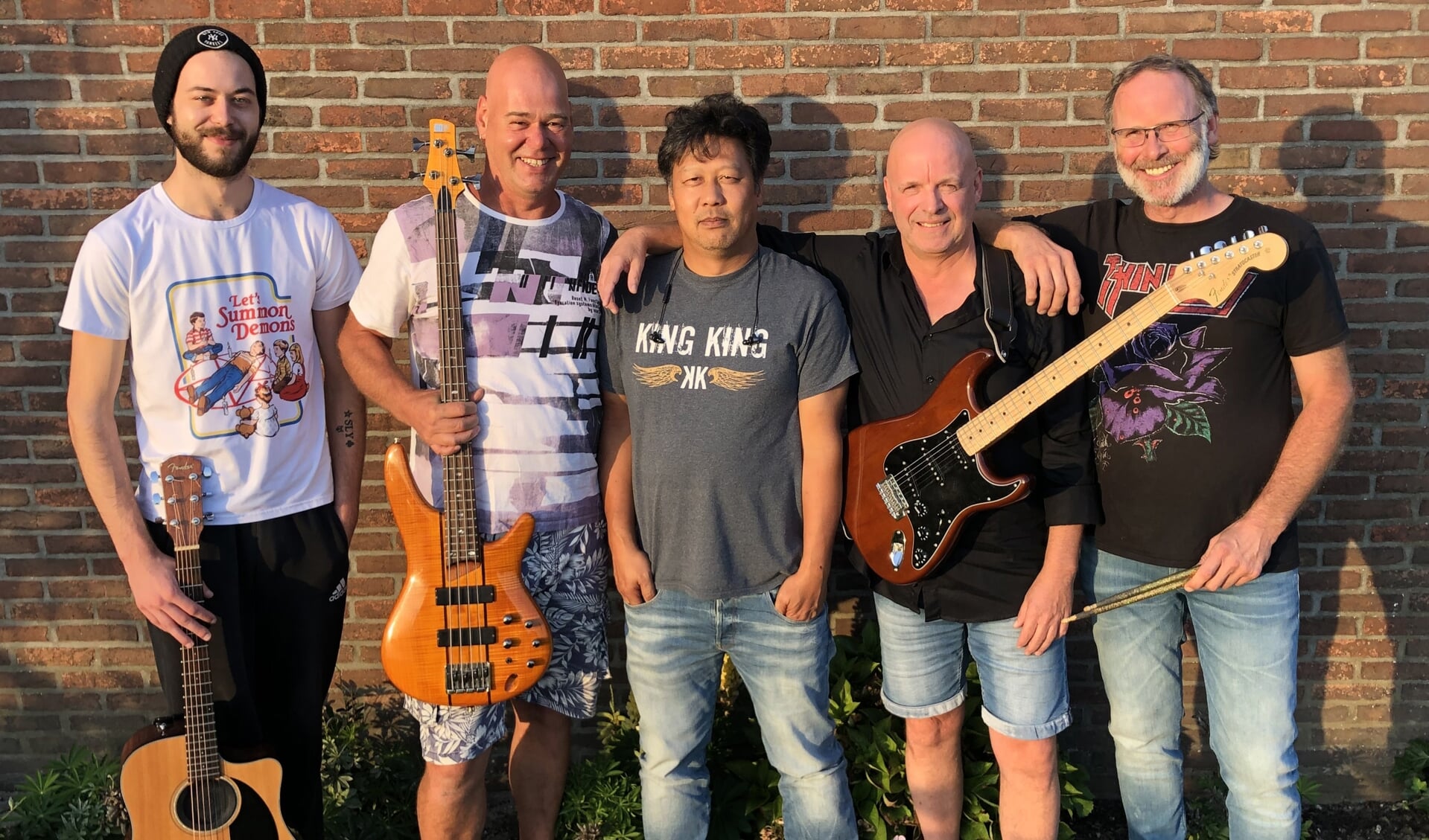 V.l.n.r. Daniel Verbaan (slag gitaar en vocals), Arjan Verbaan (bas gitaar en backing vocals), Patrick Chan (hoofd blèr-geitenbreier), Harold Uittenbosch (lead/solo gitaar), Rob Snel (drums en vocals).