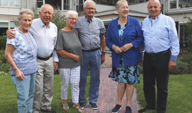 De drie jubilerende echtparen bij Houdt Vaart.