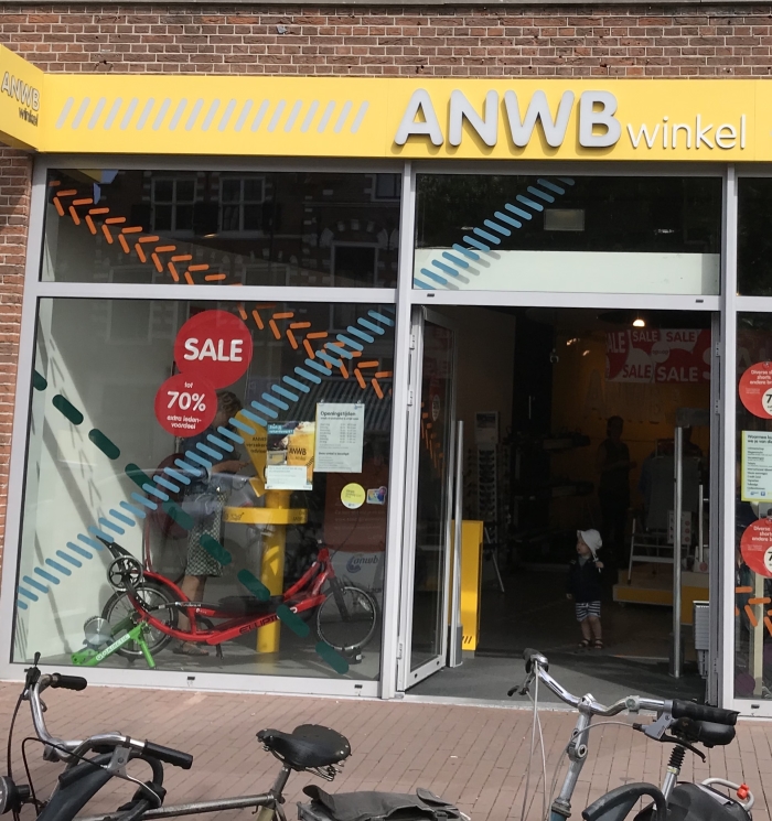 ElliptiGO in etalage ANWB Haarlem