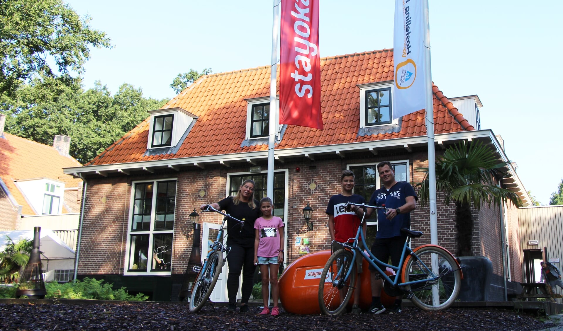 De familie Henk uit Heerlen viert zomervakantie en reist vanaf Stayokay Soest naar verschillende musea in de buurt.