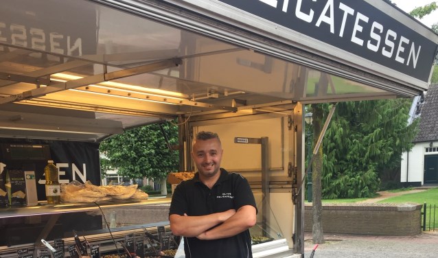 Hicham Bouazza van Olywé Delicatessen staat iedere vrijdag op de markt