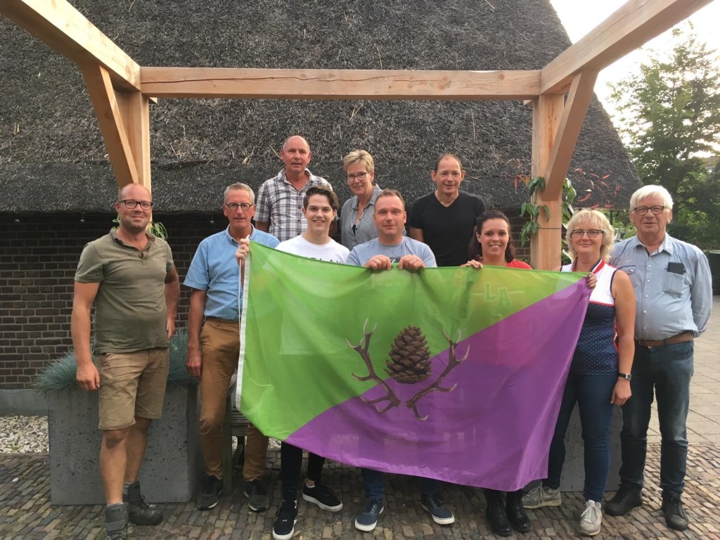 Team Stroe met vlag.