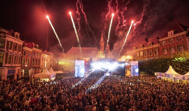 Op de Grote Markt van Haarlem staat deze week weer een podium voor Haarlem Jazz and More. Tijdens de afsluiting van DJ Jean was er vuurwerk op de Grote Markt.