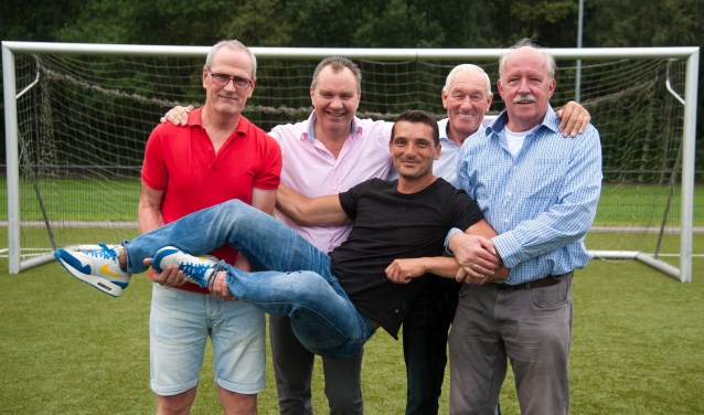 Toernooiorganisatie met v.l.n.r. Otto Okkersen, Roland Holdinga, Hans van Vugt, Helmert Lokhorst en 'hangend' Dennis Prij.